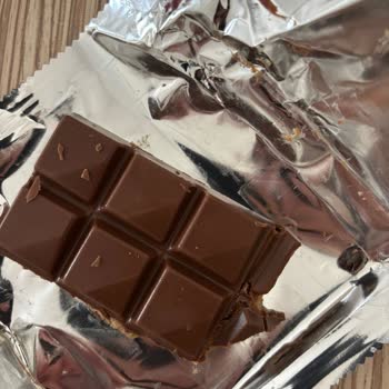 Çikolatanın İçinden Taş Çıkması Sonucu Sağlık Riski Ve Güven Kaybı