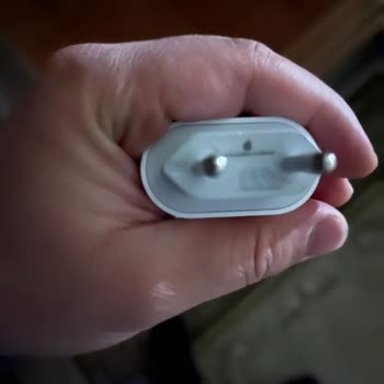 Apple Adaptör Patlaması: Aile Güvenliğimizi Tehdit Eden Tehlikeli Olay