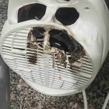 Kiwi Home Çalışır Durumdayken Isıtıcı Kendi Kendine Bir Anda Alev Aldı