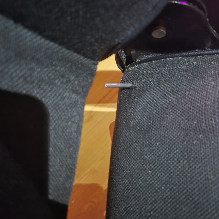 Hawk Gaming Chair Koltuğun Alt Oturma Kısmının Arka Tarafından, Demir Parça Dışarı Doğru Çıkıyor!