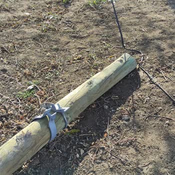 Devrilen Direk Ve Yerdeki Kablolar Nedeniyle Altyapı Güvenliği Tehlikede