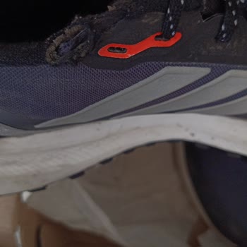 Kısa Sürede Yırtılan Ayakkabı İçin Yetersiz İnceleme Ve Bilgilendirme