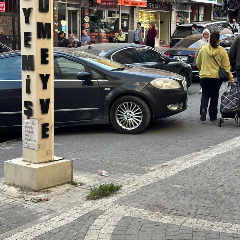 Beylikdüzü Gürpınar Meydanı'nda Kaldırımların Araçlar Tarafından İşgal Edilmesi Ve Belediyenin İlgisizliği