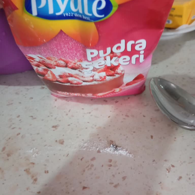 Piyale Pudra Şekerinden Çıkan Sinek Hijyen Endişesi Yarattı