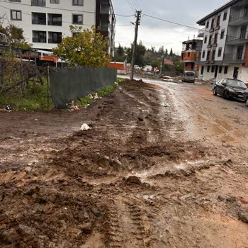 Kazı Sonrası Sokak Ve Apartman Girişi Çamur İçinde Kaldı, Mağduriyet Giderilmiyor