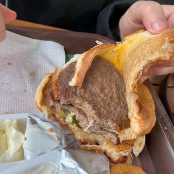 Burger King Bornova Şubesinde Bayat Ve Eksik Ürünlerle Hayal Kırıklığı