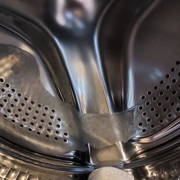 1 Yıllık Çamaşır Makinesinde Kazan Renk Değişimi Ve Güvensiz Servis Çözümü