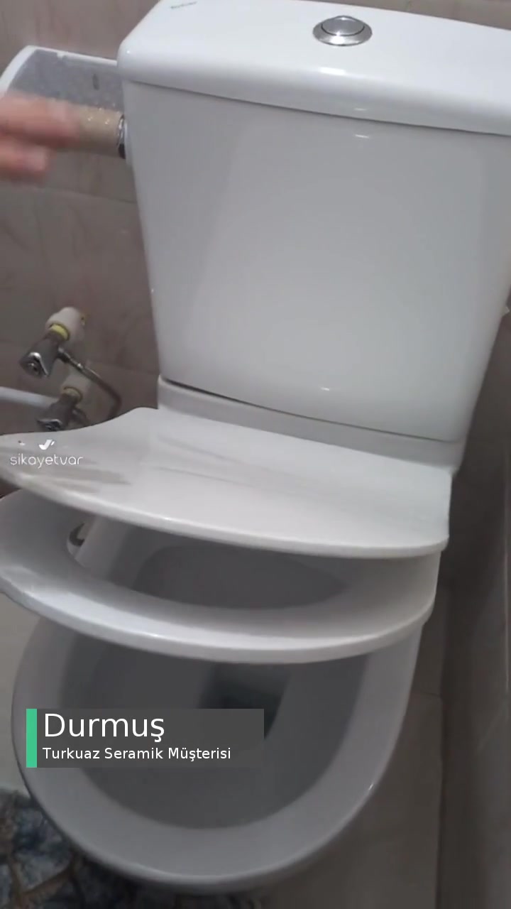 Turkuaz Klozet Kapağı Yerinden Çıkıyor Ve Yukarıda Durmuyor! videonun kapak resmi