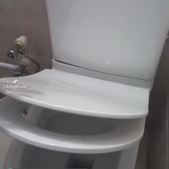 Turkuaz Klozet Kapağı Yerinden Çıkıyor Ve Yukarıda Durmuyor!