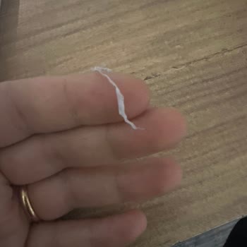 Tuğba Kuruyemiş Lokumun İçinden Çıkan Çuval Parçası Hijyen Endişesi Yarattı