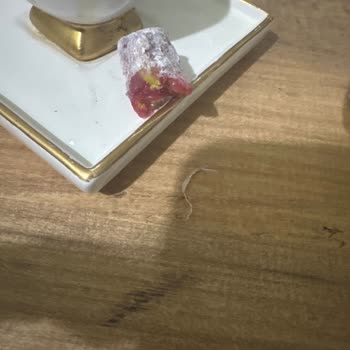 Tuğba Kuruyemiş Lokumun İçinden Çıkan Çuval Parçası Hijyen Endişesi Yarattı