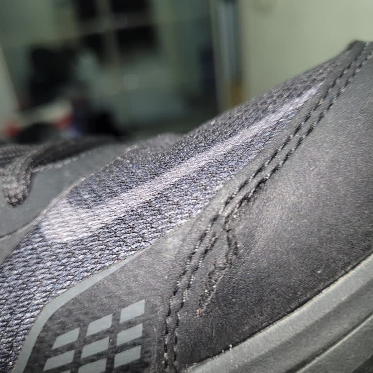 Su Geçirmez Ve Garantili Ayakkabının Kısa Sürede Dikişlerinden Açılması