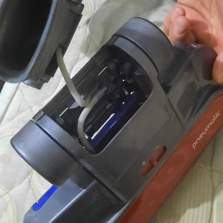 Dyson Süpürge Başlığı Kısa Sürede İki Kez Kırıldı, Garanti Desteği Sağlanmadı