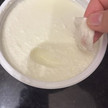 Sütaş Kaymaksız Yoğurtta Bozuk Tat Ve Plastik Benzeri Parça Şoku