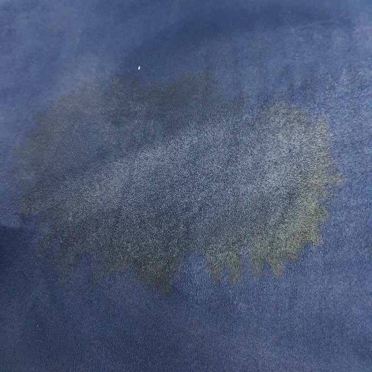 Açık Kapaklı Temizlik Ürünü Koltuğumda Leke Bıraktı