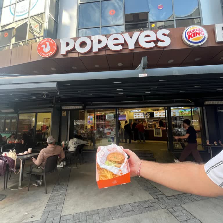 Hamburgerde Canlı Solucan Ve Yetersiz Müşteri Hizmeti Deneyimi