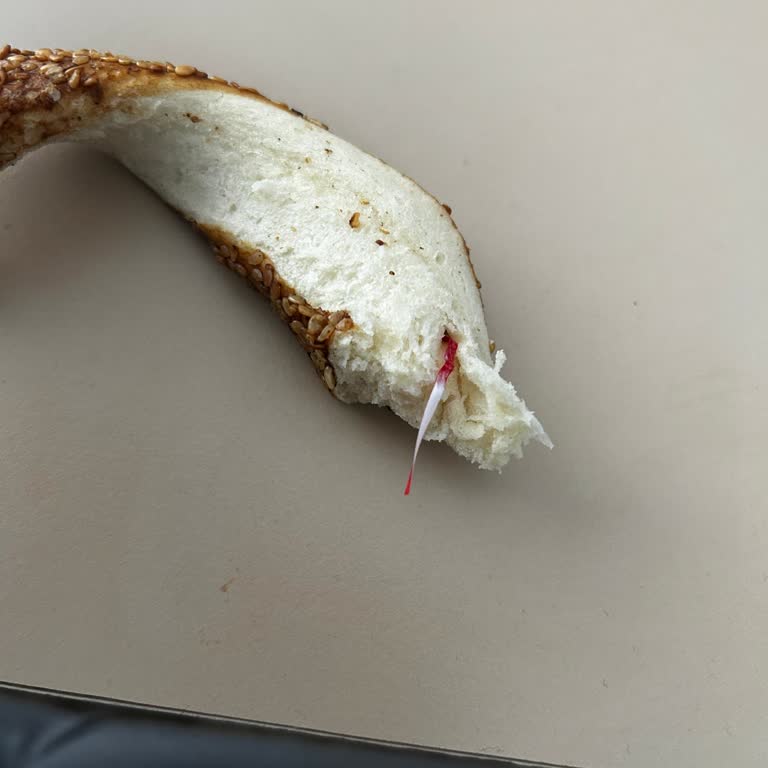 Simitin İçinden Ambalaj Parçası Çıktı Marketin Yaklaşımı Hayal Kırıklığı Yarattı