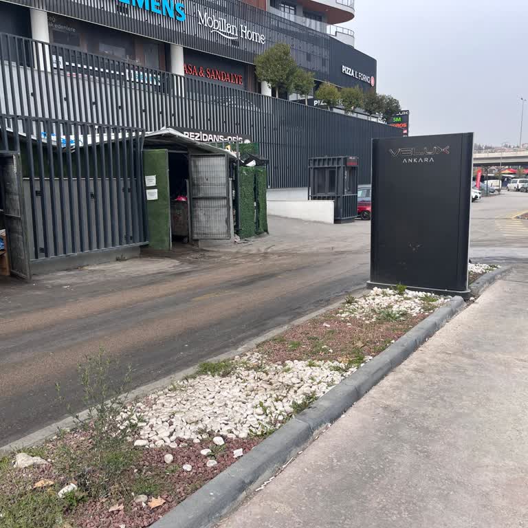 Migros Önündeki Çöp Kovaları Yaya Yolunu Kirletiyor