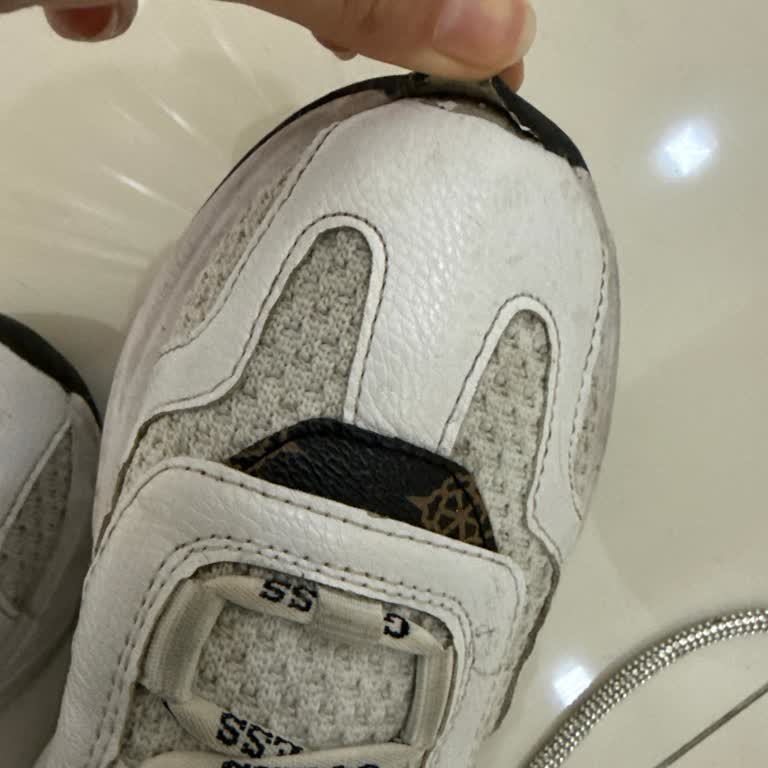 Guess Spor Ayakkabıda Kısa Sürede Açılma Ve Hayal Kırıklığı