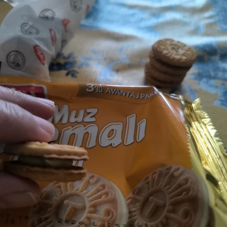 Torku Muz Kremalı Bisküvi Görseli Yanıltıcı, Krema Miktarı Çok Az