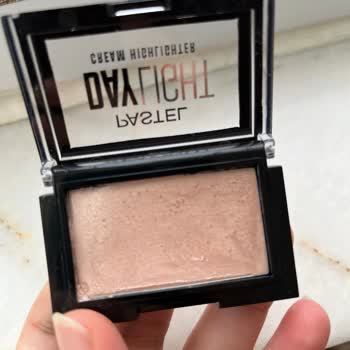 Krem Aydınlatıcıda Küf Benzeri Noktalar Ve Sağlık Endişesi