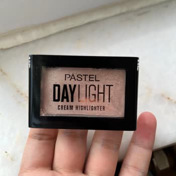 Krem Aydınlatıcıda Küf Benzeri Noktalar Ve Sağlık Endişesi