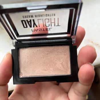 Krem Aydınlatıcıda Küf Benzeri Noktalar Ve Sağlık Endişesi