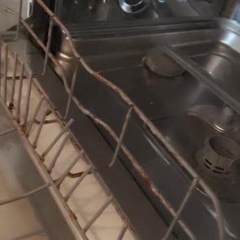 Bulaşık Makinesi Sepetlerinde Kısa Sürede Yaygın Paslanma Sorunu