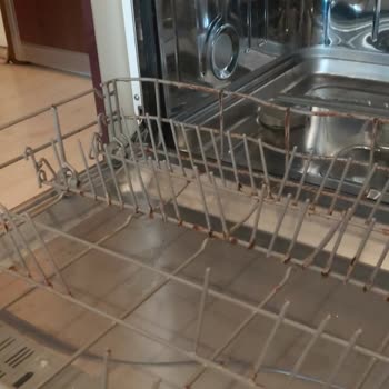 Bulaşık Makinesi Sepetlerinde Kısa Sürede Yaygın Paslanma Sorunu