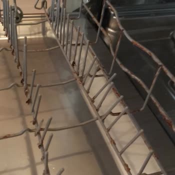 Bulaşık Makinesi Sepetlerinde Kısa Sürede Yaygın Paslanma Sorunu