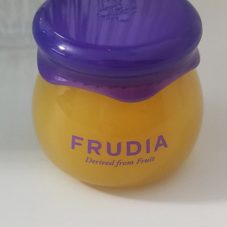 Kozmetik Ürün Dudakta Ağrılı Ve İltihaplı Sivilcelere Sebep Oldu