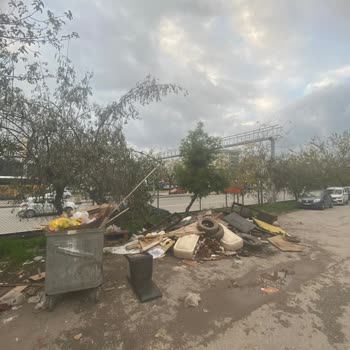 Bayraklı 7470 Sokakta Düzenli Çöp Toplama Hizmeti Eksikliği