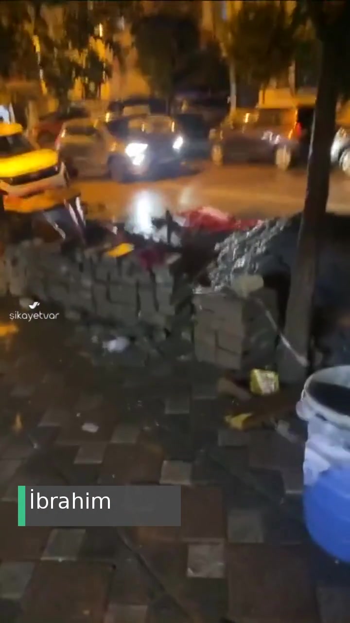 Zeytinburnu Belediyesi Araçlarımız Çöküyor, Yolları Yapmıyorlar! videonun kapak resmi