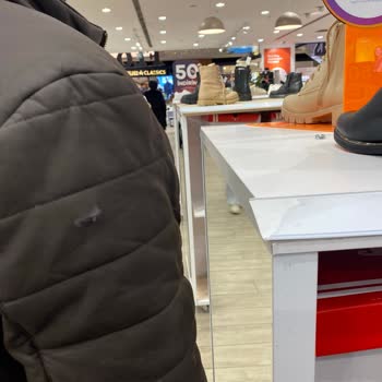 FLO Mağazasında Etiket Standı Nedeniyle Deri Montum Zarar Gördü, Çalışanlar İlgisiz Davrandı