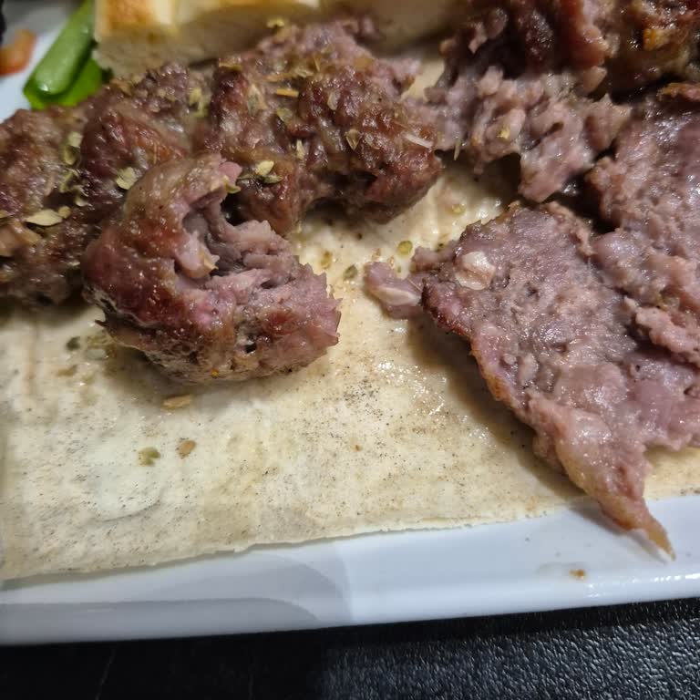 Nazende Restaurantta Pişmemiş Et Ve İlgisiz Personel Nedeniyle Yaşanan Hayal Kırıklığı