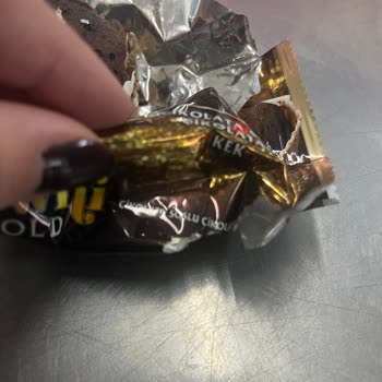 Eti Gıda Aldığım Browni Paketinde Fare İzleri Ve Yenmiş Ürün Şüphesi