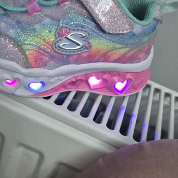 Skechers Işıklı Ayakkabıda Temizlik Sonrası Sürekli Yanan Işık Sorunu