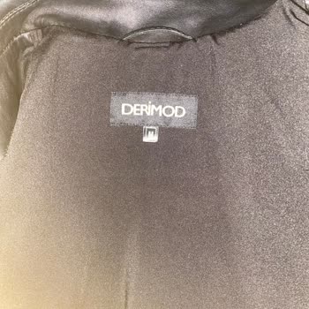 Yüksek Fiyatlı Deri Ceketin Kısa Sürede Dikiş Yerinden Patlaması