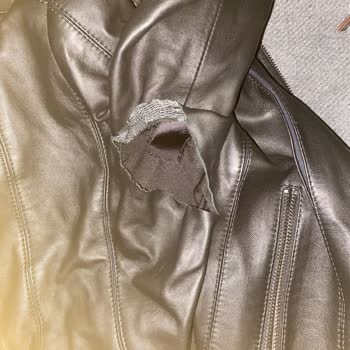 Yüksek Fiyatlı Deri Ceketin Kısa Sürede Dikiş Yerinden Patlaması