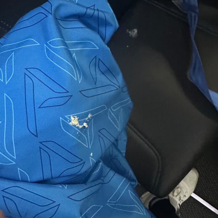 Uçak Koltuğundaki Yapışkan Sakız Nedeniyle Kıyafetim Kullanılamaz Hale Geldi