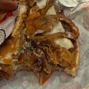 Carl's Jr. Cevahir Şubesinde Kötü Hijyen Ve Bayat Ürün Deneyimi!