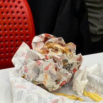 Carl's Jr. Cevahir Şubesinde Kötü Hijyen Ve Bayat Ürün Deneyimi!