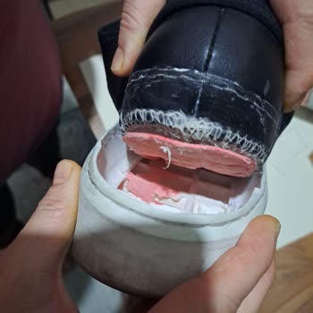 Kusurlu Ayakkabı, İlgisiz Mağaza: Derimod Ve Skechers Mağduriyeti