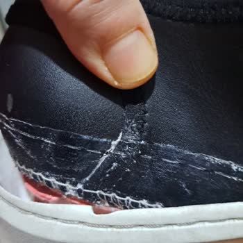 Kusurlu Ayakkabı, İlgisiz Mağaza: Derimod Ve Skechers Mağduriyeti