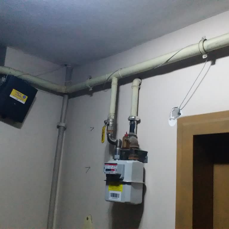 Düzensiz Kablo Montajı Nedeniyle Apartman Girişinde Görüntü Kirliliği Ve Güvenlik Endişesi