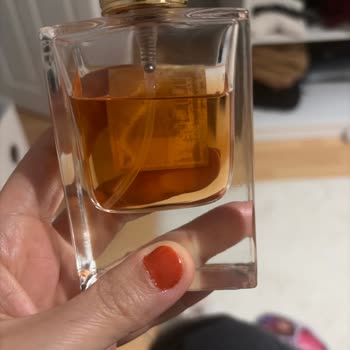 Essay (By Esra Ezmeci) Aldığım Parfüm Kısa Sürede Bozuldu!