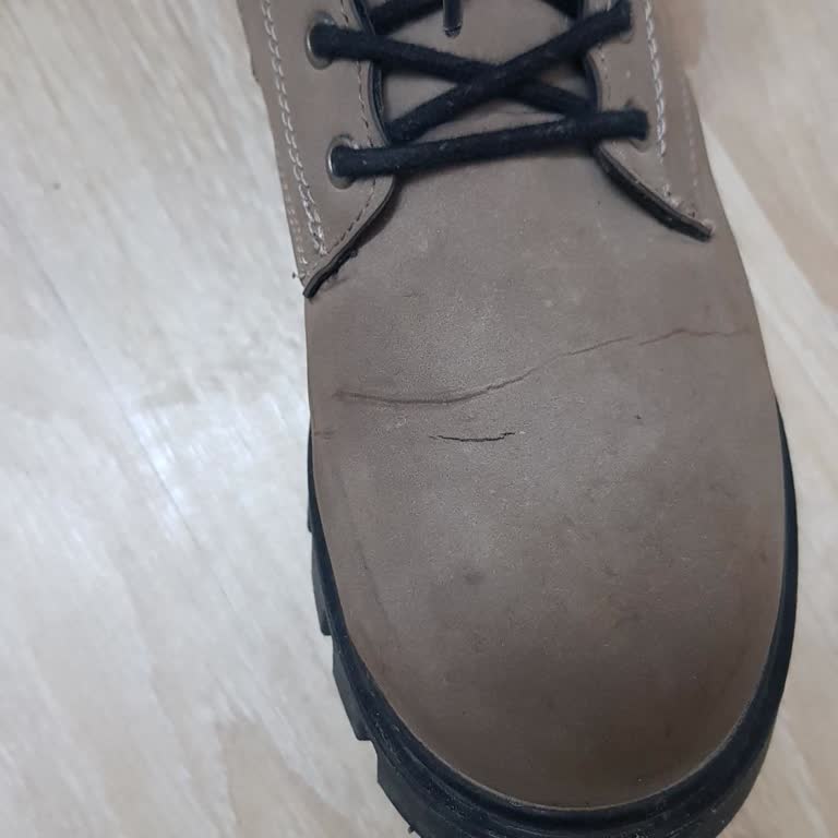 FLO Mağazasından Alınan Bot Kısa Sürede Yırtıldı, Garanti Reddedildi