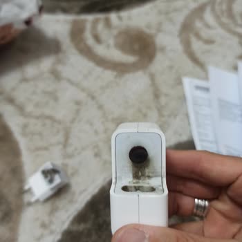 Apple 30W Adaptador USB‑C no funciona tras poco uso, rechazan garantía