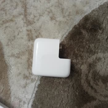 Apple 30W Adaptador USB‑C no funciona tras poco uso, rechazan garantía