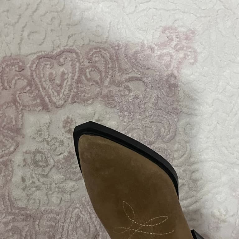 Stradivarius Botlarda Kalıp Ve Kalite Sorunu, Yüksek Fiyata Defolu Ürün